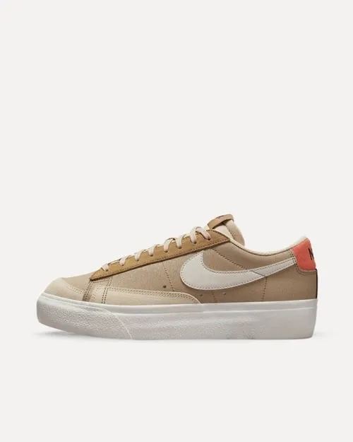 Nike Wmns Blazer Low Platform SP „Madder Root“ KHAKI/LIGHT BONE-MADDER ROOT-HAZEL RUSH DQ9318-200 sneaker