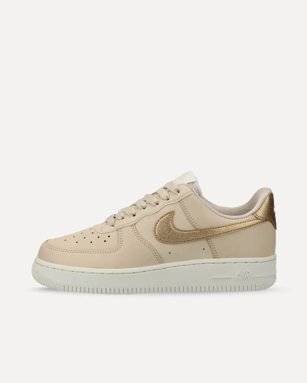 Nike Wmns Air Force 1 ’07 „Gold Swoosh“ SANDDRIFT/METALLIC GOLD-PHANTOM DQ7569-102 sneaker