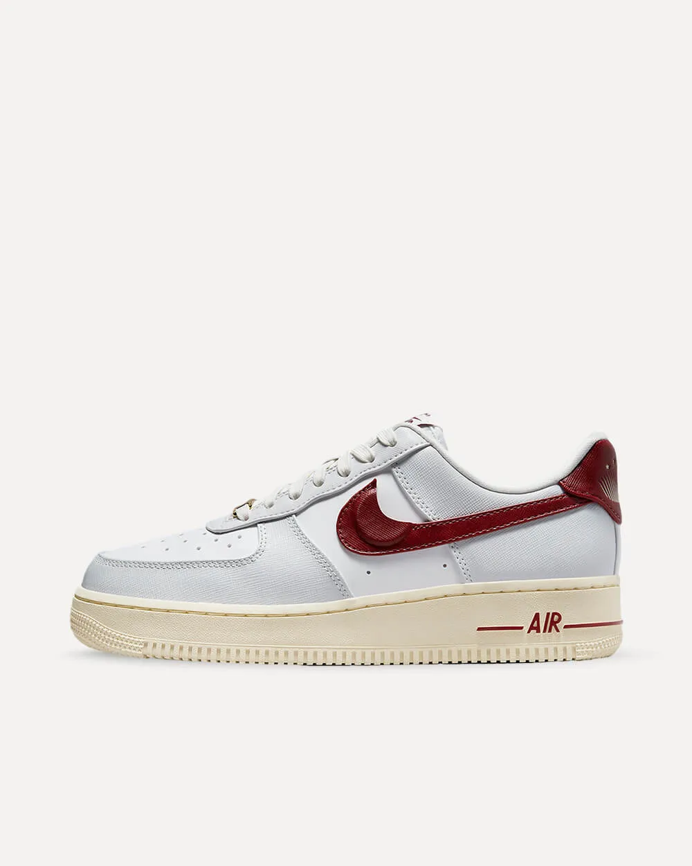 Nike Wmns Air Force 1 ’07 SE „Hang Tag Holster“ Dust / Team Red / Summit White / Muslin DV7584-001 sneaker