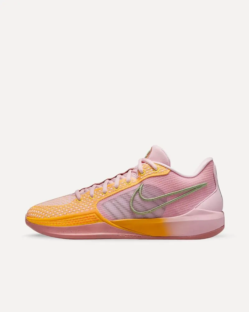 Nike Sabrina 1 „West Coast Roots“ Medium Soft Pink/Oil Green-Total Orange-Laser Orange-Red Stardust FQ3381-600 sneaker